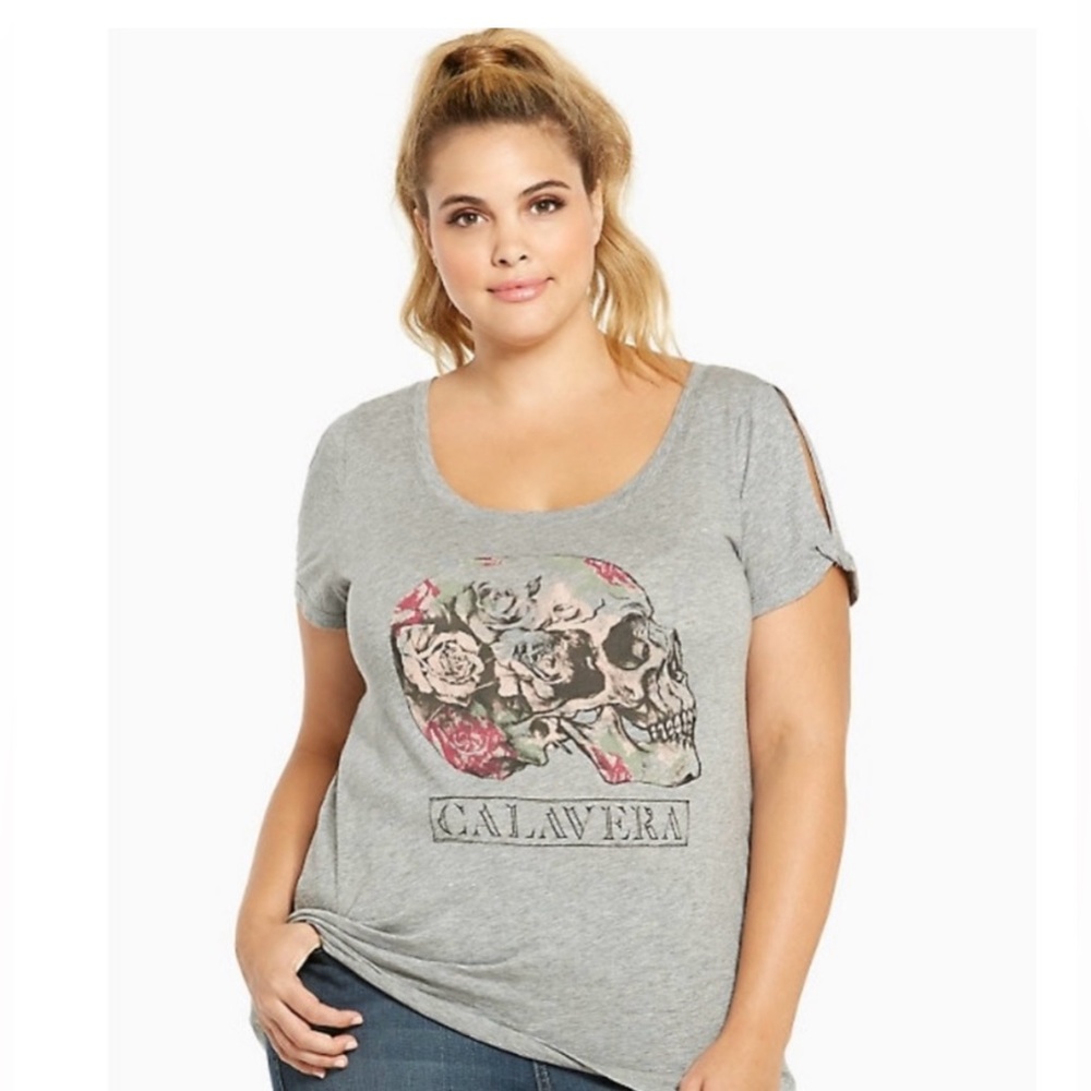 NWT! Torrid 2 Calavera - Skull & Roses Scoop Neck Tee